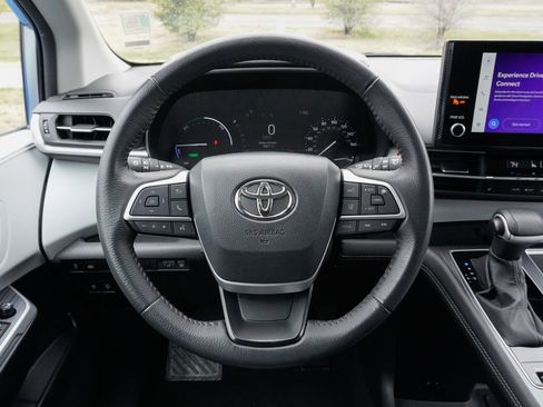 Used 2025 Toyota Sienna XLE FWD image 10