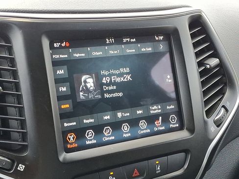 Used 2021 Jeep Cherokee Latitude Lux w/ Comfort/Convenience Group image 18