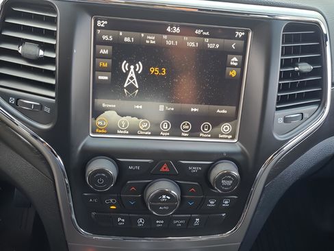 Used 2018 Jeep Grand Cherokee Laredo image 18