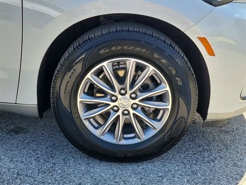 Used 2022 Buick Enclave Essence image 5