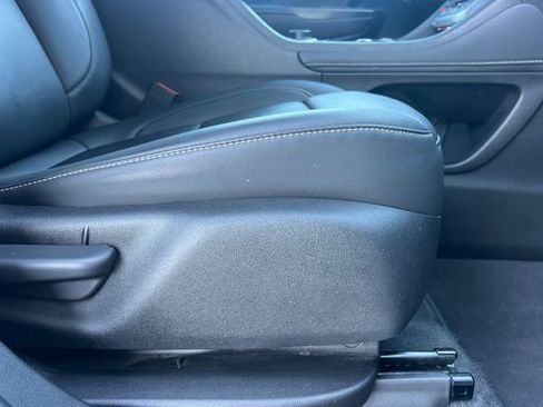 Used 2023 GMC Acadia SLT image 24