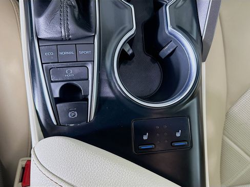 Used 2018 Toyota Camry XLE image 25