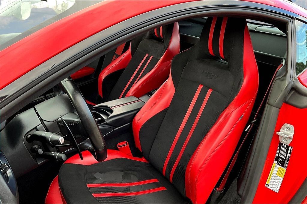Used 2022 Aston Martin V8 Vantage Coupe RWD image 21