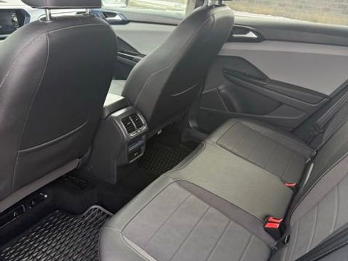 Used 2023 Volkswagen Taos SE image 33