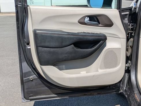 Used 2017 Chrysler Pacifica Touring FWD image 6