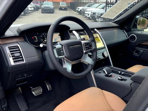 Certified 2025 Land Rover Discovery Dynamic SE AWD/4WD image 17