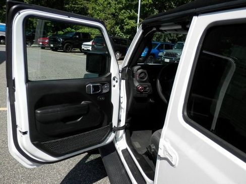 Used 2024 Jeep Gladiator Rubicon w/ Technology Group AWD/4WD image 15