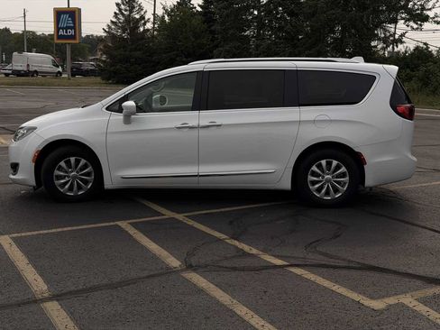 Used 2019 Chrysler Pacifica Touring-L FWD image 9