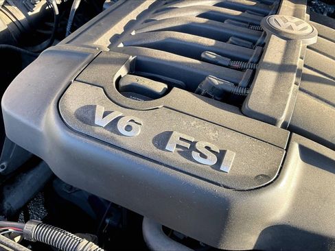 Used 2012 Volkswagen Touareg Sport image 33