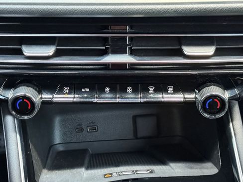 Used 2025 Chevrolet Traverse LT FWD image 26
