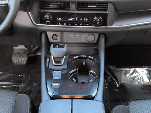 Used 2025 Nissan Rogue SV FWD image 18
