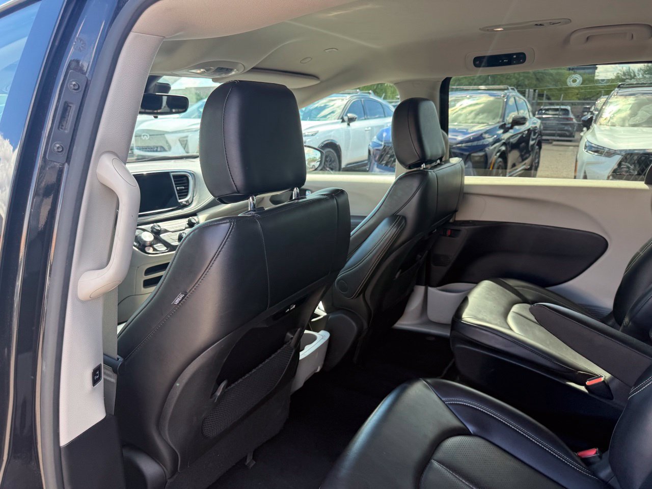 Used 2023 Chrysler Pacifica Touring-L FWD image 12