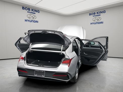 New 2026 Hyundai Elantra SE FWD image 24