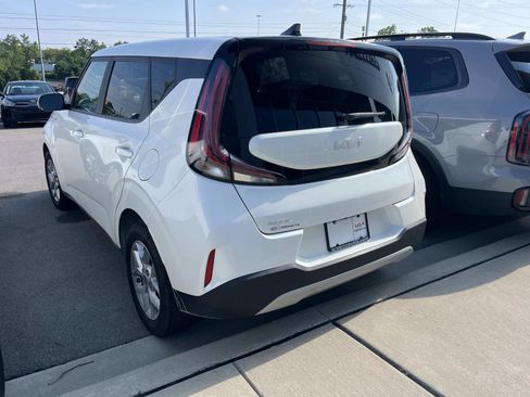 Used 2023 Kia Soul LX w/ Option Group 015 FWD image 4