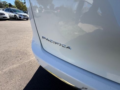 Used 2017 Chrysler Pacifica Touring-L Plus FWD image 38