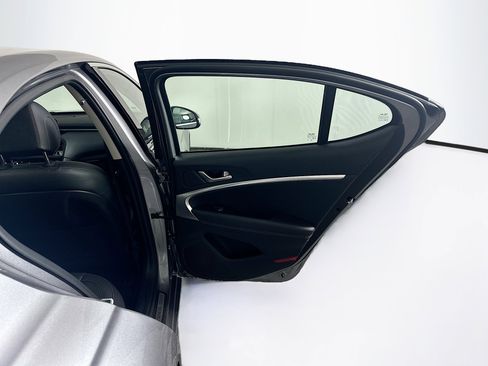 Used 2025 Genesis G70 2.5T image 31