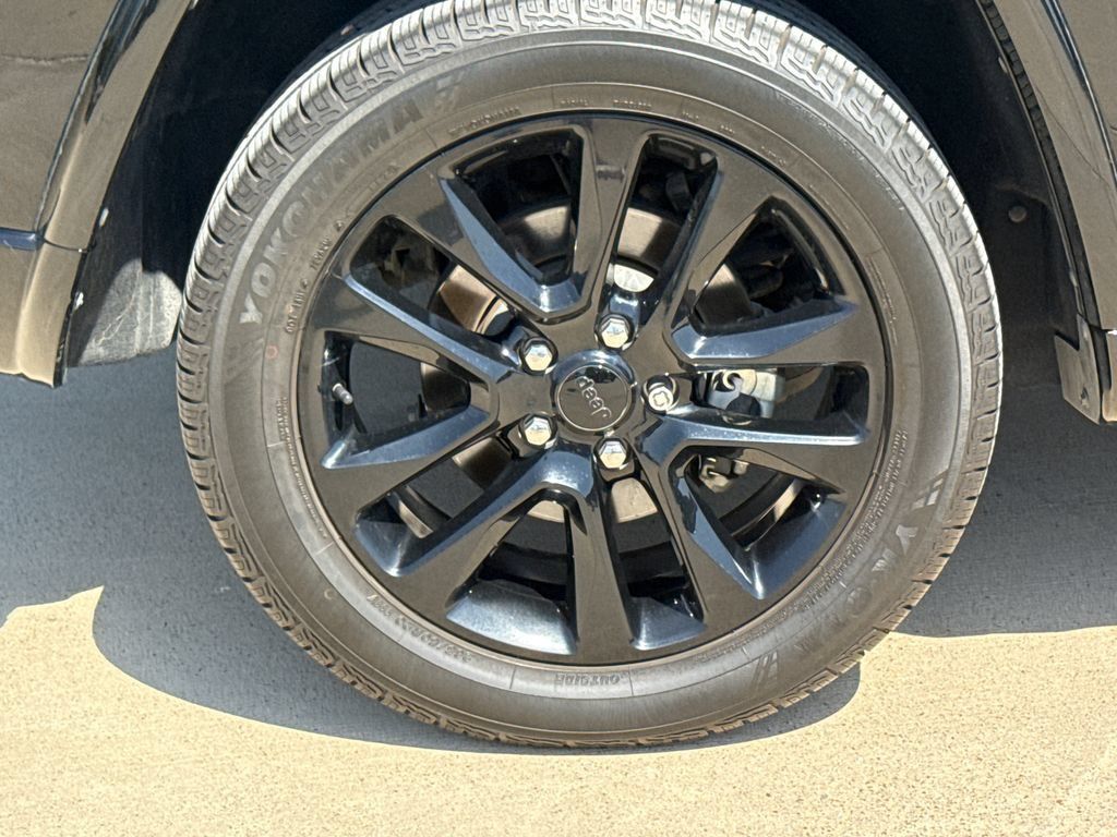Used 2022 Jeep Grand Cherokee Laredo X RWD image 9