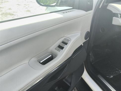 New 2026 Lincoln Navigator L Premier AWD/4WD image 12