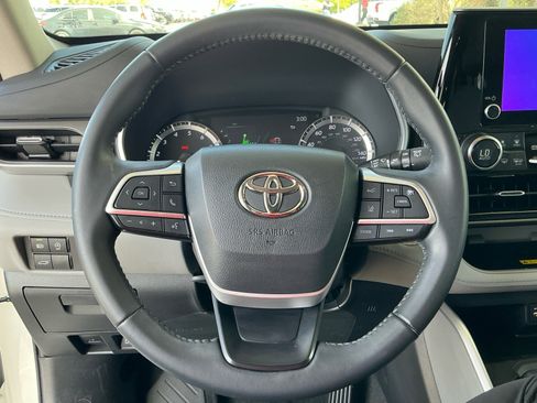 Used 2023 Toyota Highlander XLE FWD image 9