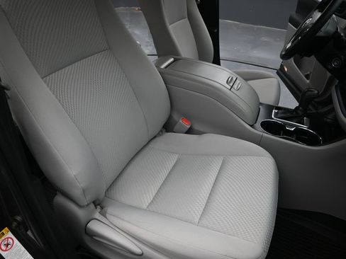 Used 2019 Toyota Highlander LE image 26