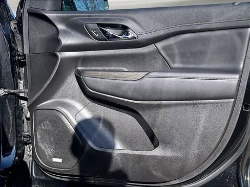 Used 2023 GMC Acadia SLT image 28