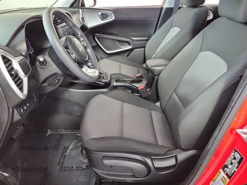 Used 2025 Kia Soul LX w/ LX Technology Package FWD image 19
