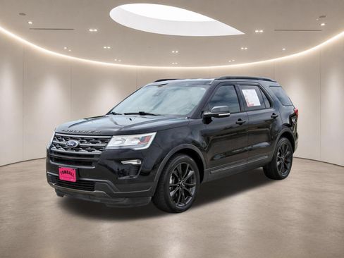 Used 2018 Ford Explorer XLT w/ Equipment Group 202A FWD image 3
