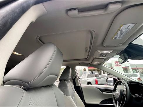 Used 2022 Toyota RAV4 Limited image 22