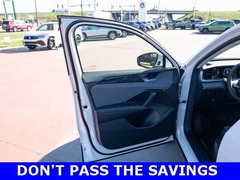 New 2025 Volkswagen Tiguan SE image 11