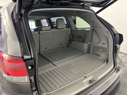 Used 2018 Toyota Highlander XLE image 24