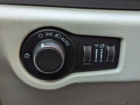 Used 2020 Chrysler Voyager Lxi image 27