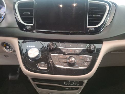 Used 2022 Chrysler Pacifica Touring-L FWD image 16