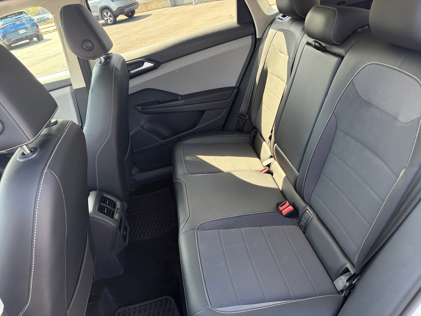 Used 2023 Volkswagen Taos SE w/ Panoramic Sunroof Package AWD/4WD image 17