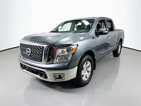 Used 2018 Nissan Titan SV image 2