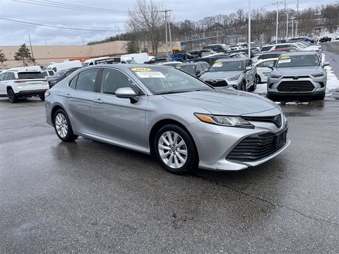 Used 2019 Toyota Camry LE image 6