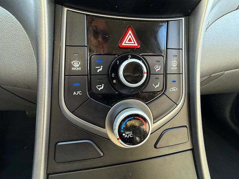 Used 2016 Hyundai Elantra SE image 26