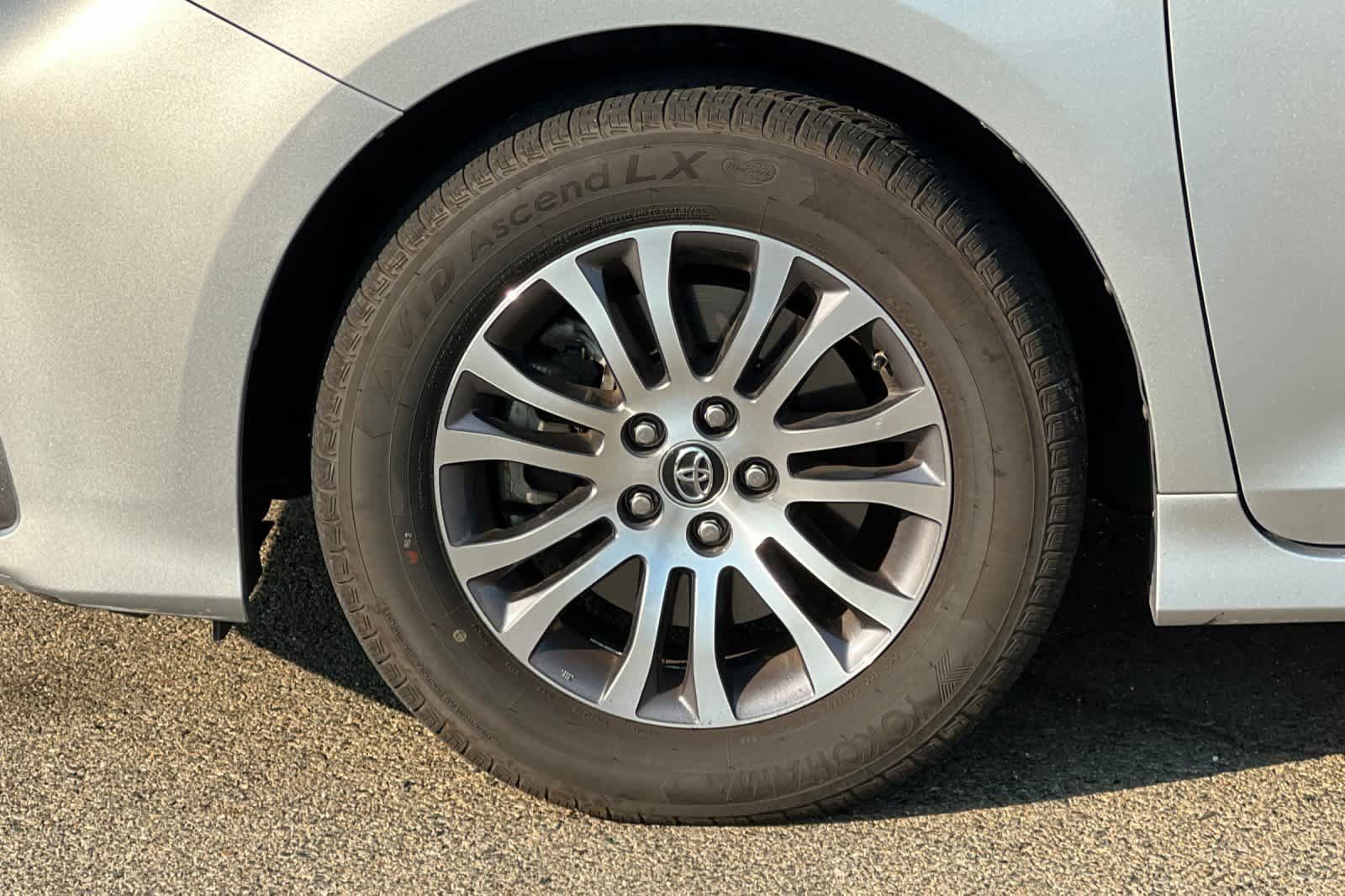 Used 2019 Toyota Sienna XLE w/ XLE Navigation Package FWD image 13