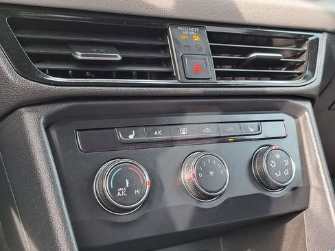 Used 2022 Volkswagen Taos SE image 16