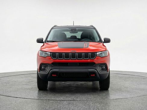 Used 2025 Jeep Compass Trailhawk AWD/4WD image 2