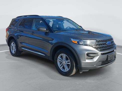 Used 2023 Ford Explorer XLT image 3