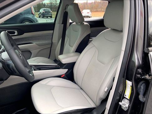 Used 2022 Jeep Compass Latitude image 23