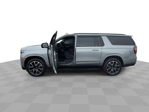 Used 2023 Chevrolet Suburban RST w/ Luxury Package AWD/4WD image 5