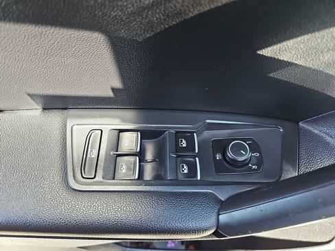 Used 2019 Volkswagen Tiguan SEL FWD image 30
