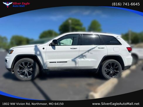Used 2018 Jeep Grand Cherokee Laredo AWD/4WD image 2