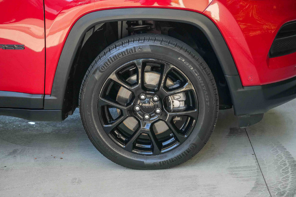 Used 2023 Jeep Compass Latitude w/ Convenience Group AWD/4WD image 11