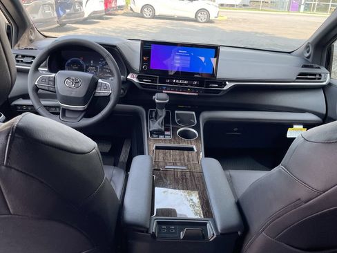 Used 2026 Toyota Sienna Limited FWD image 10
