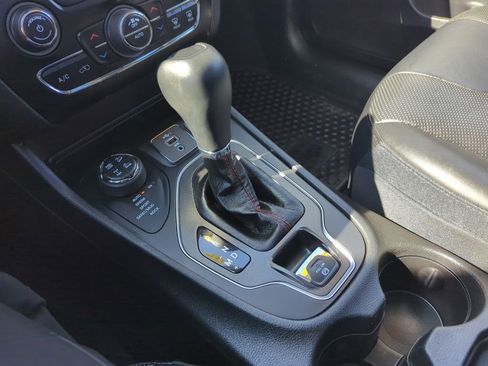 Used 2019 Jeep Cherokee Trailhawk image 18