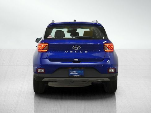 Certified 2025 Hyundai Venue Limited FWD image 4