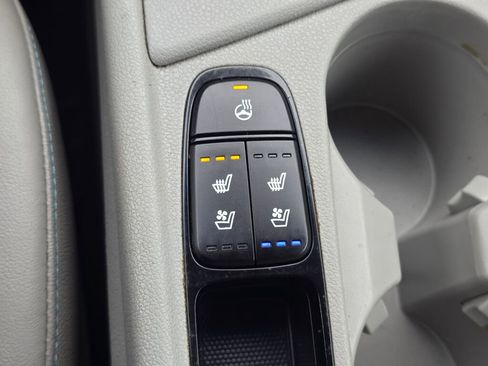 Used 2018 Kia Niro EX Premium image 31