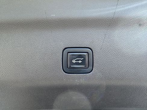 Used 2023 Chevrolet Tahoe Z71 w/ Luxury Package AWD/4WD image 4